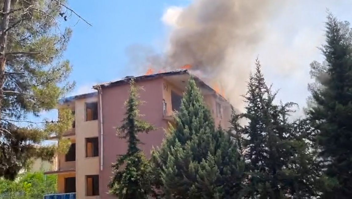 Boş binanın çatısı alev alev yandı