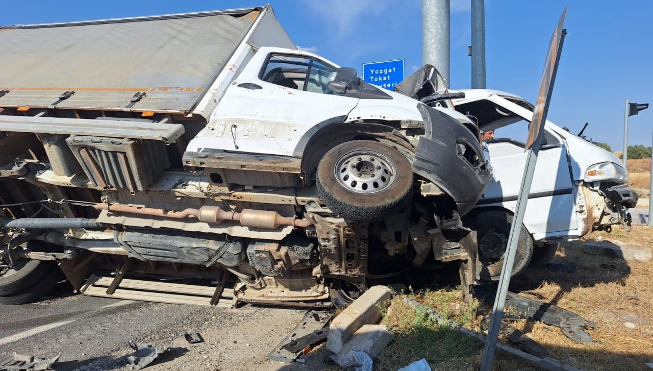İki kamyonet çarpıştı: 5 kişi yaralandı iki kamyonet carpisti 5 kisi yaralandi w7k8ztf8
