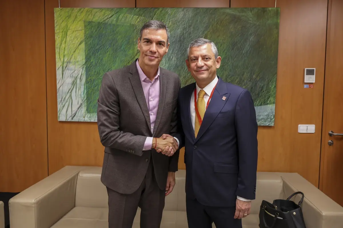 chp genel baskani ozgur ozel ispanya basbakani pedro sanchez ile gorustu KSZn7UeE