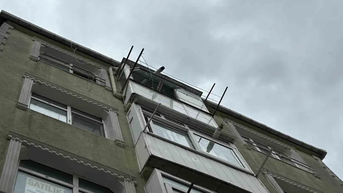 fatihte pencereden dusen kadin hayatini kaybetti xX2zMDRA