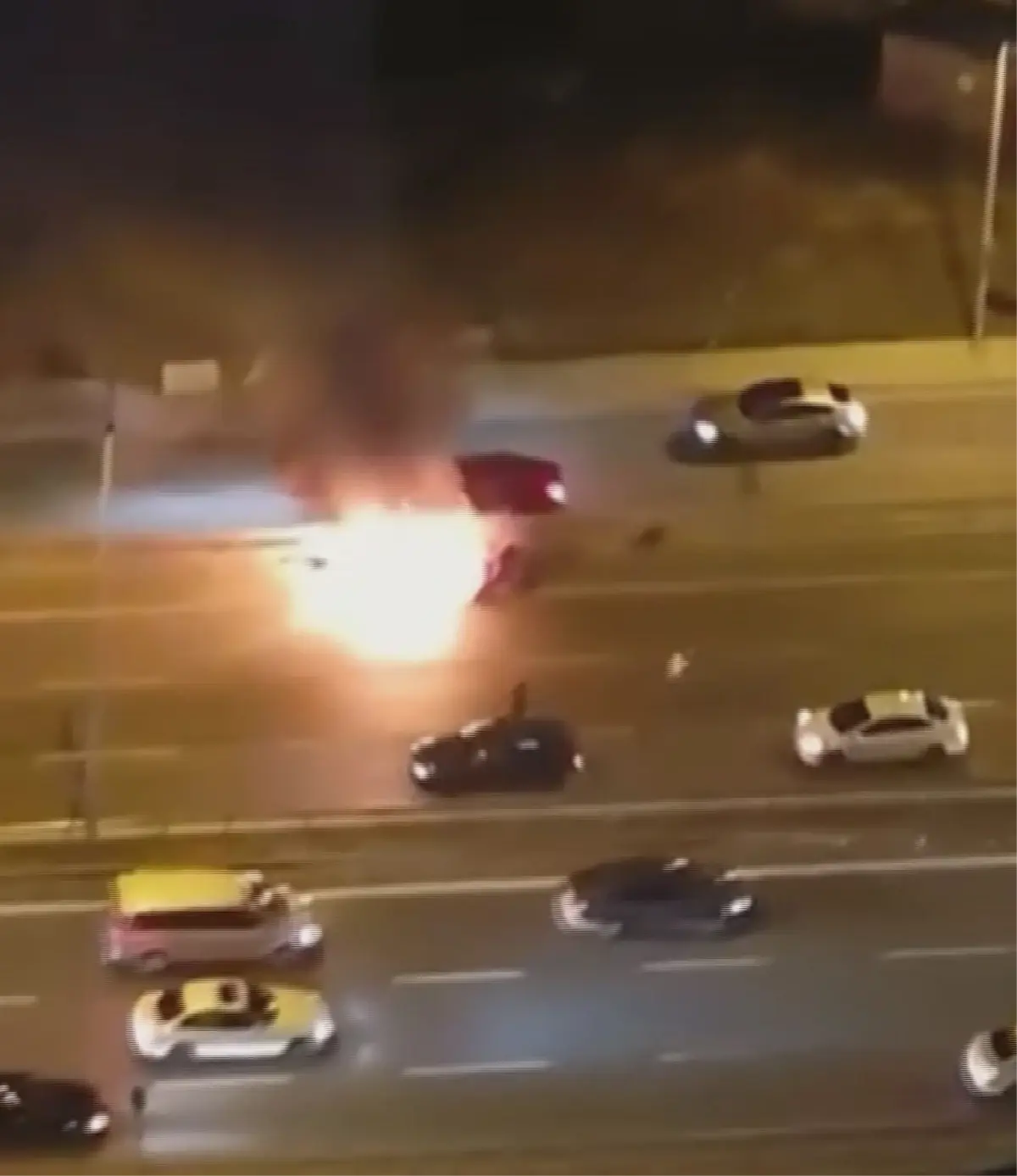 pendikte otomobil yangini tZ2sc4wv.jpg