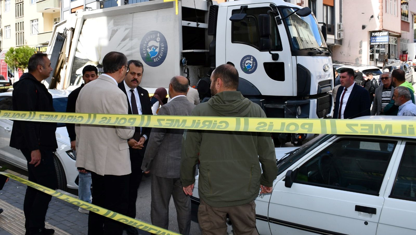 yasli adam cop kamyonunun altinda kaldi LplrGHKY.jpg