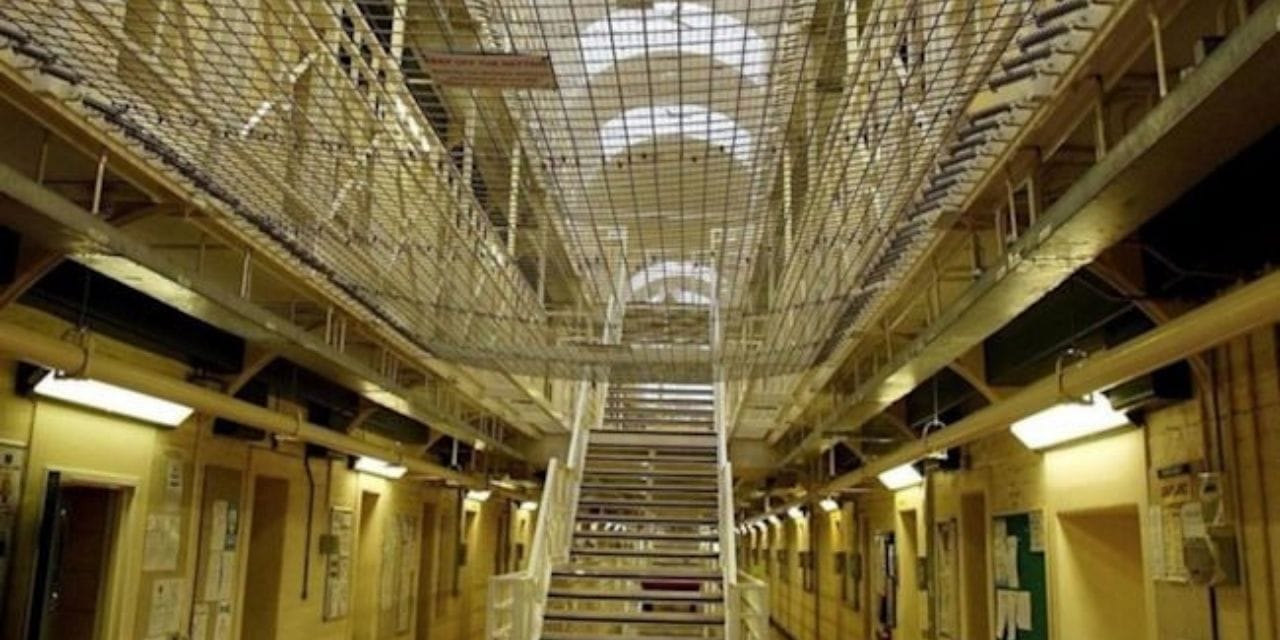 2 yasindaki uvey kizini vahsice oldurdu hapiste olduruldu basi ve bogazi kesildi ZFNhUuRG.jpg