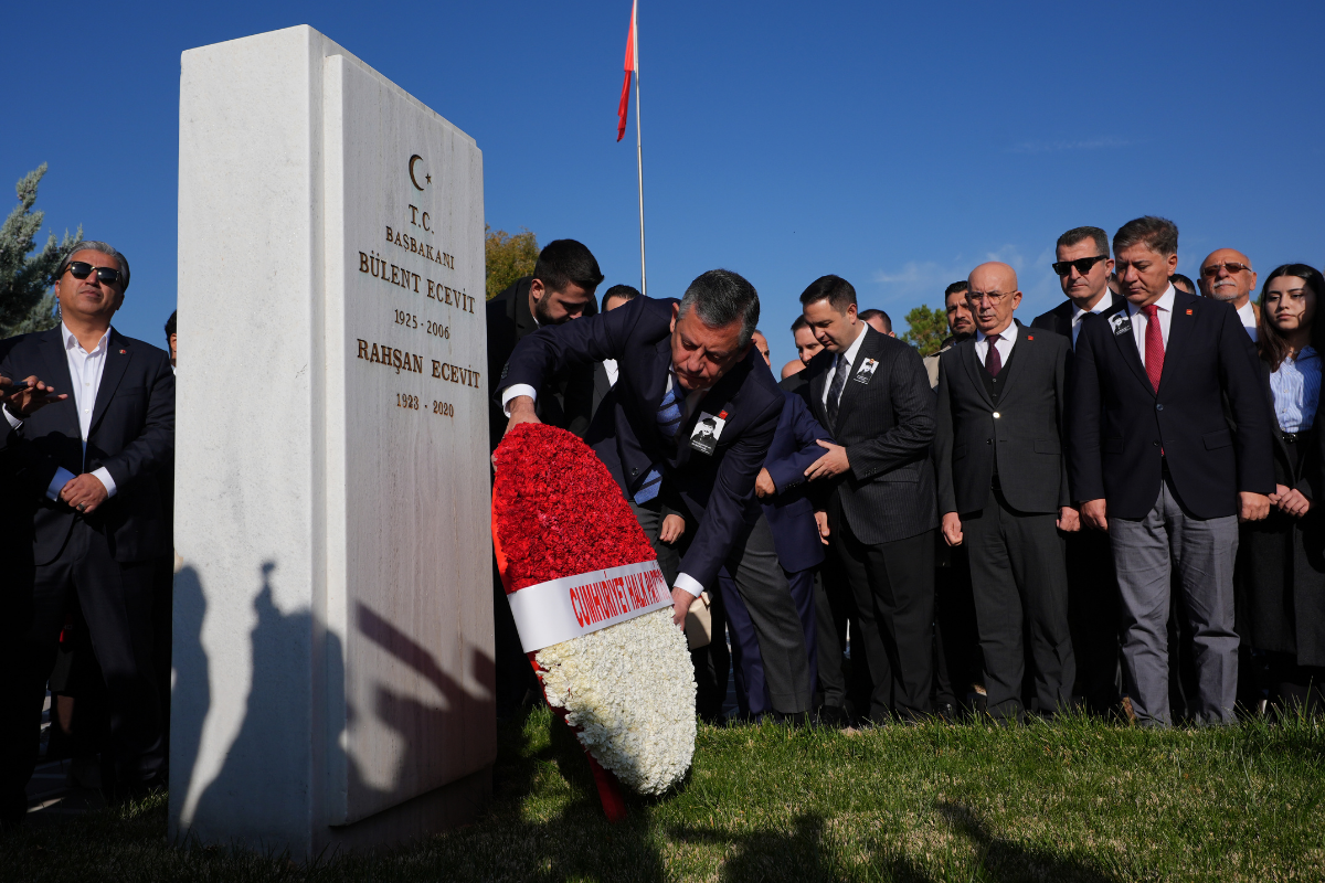 chp genel baskani ozgur ozel vefatinin 19uncu yili dolayisiyla bulent ecevitin kabrini ziyaret etti r1jLfjKC.png