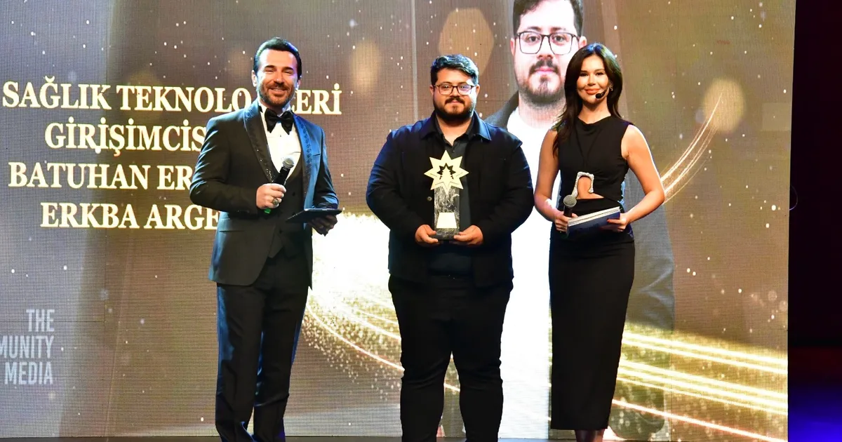 gebze bilisim vadisindeki erkbaya kristal cam odulu 6ZthgWNF.webp