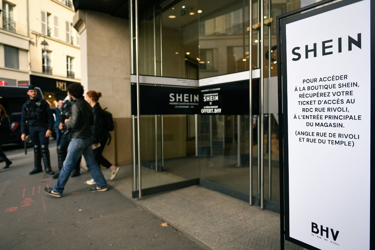 hizli moda markasi shein paristeki acilisinda protestolarla karsilasti 8yri8inq.jpg