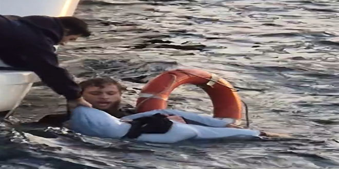 istanbul bogazinda insanlik dersi vapurdan dusen turisti baska bir turist kurtadirdi kshxR2HJ.jpg