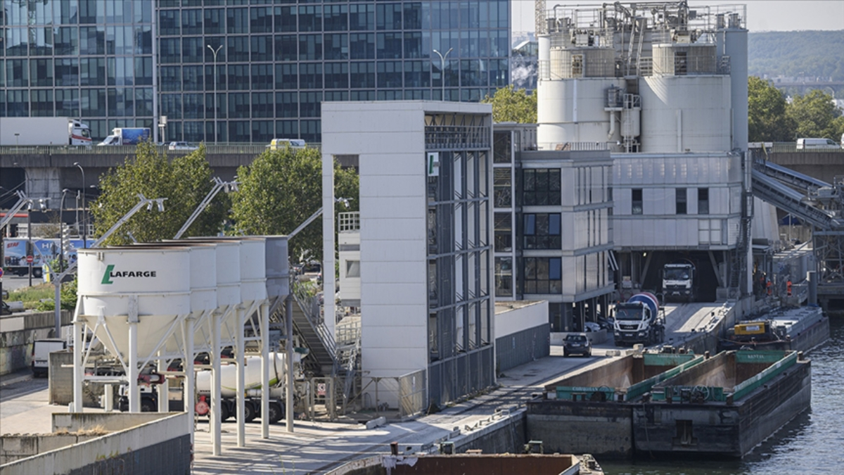 mitin suriyede fabrikasini vurdugu lafarge fransada teror orgutunu finanse etmekten yargilaniyor 4E2mrnie.jpg