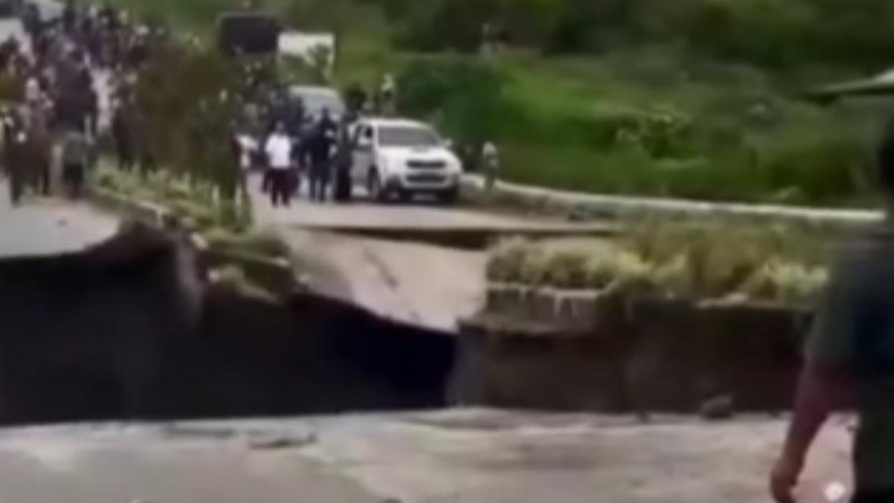 Endonezya’dan şoke eden görüntüler! 4 şeritli yol saniyeler içinde böyle çöktü