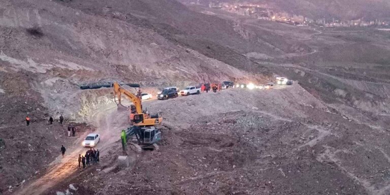 6-gundur-kapali-olan-hakkari-van-kara-yolunda-kontrollu-gecis-basladi-rwUETpTt