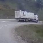 İnegöl’de Su Yüklü Tır Devrildi: Ekipler Sürücüyü Camı Kırarak Kurtardı