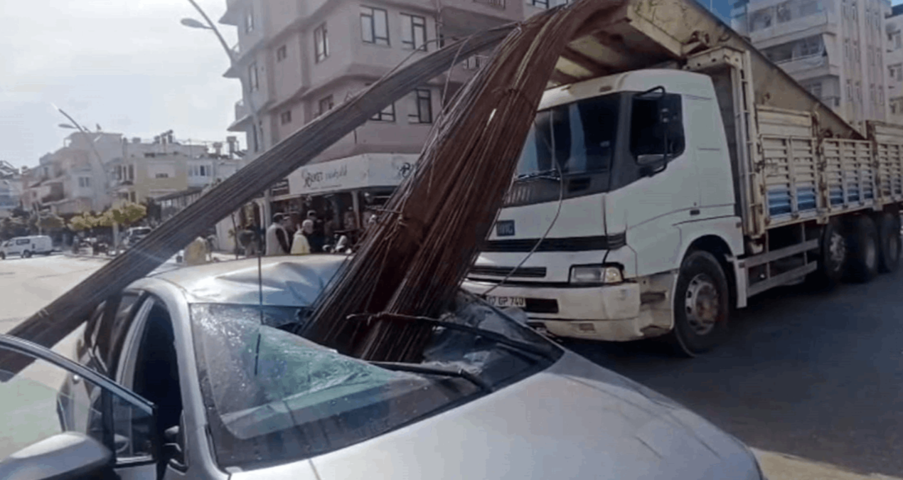 Kamyonun Yükü Otomobili Delip Geçti: Feci Kaza Anı Güvenlik Kamerasında!