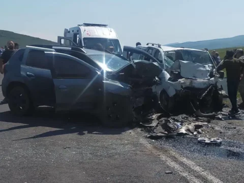 Ardahanda korkunc kaza uc arac birbirine girdi oluler ve yaralilar var GFnzOukk