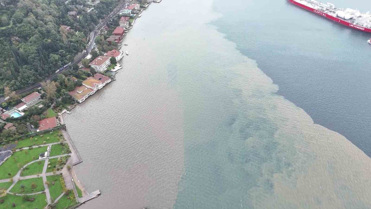 Sağanak yağış sonrası Boğaz’da çamur iki ton oluşturdu, Beykoz’dan görüntülendi